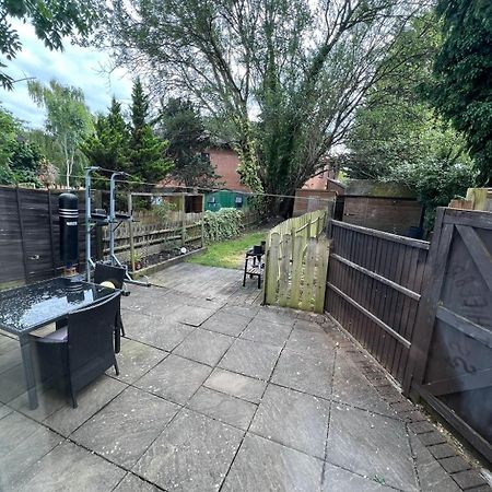 Apartamento 20Mins To Bakerst, Harry Potter & Wembley Stadium! Northwood  Exterior foto